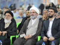 میثم مطیعی در کنار حجةالاسلام والمسلمین مرتضی مطیعی نماینده ولی فقیه در استان سمنان و آیت الله میرباقری نماینده خبرگان استان سمنان | مهرماه ۱۴۰۴